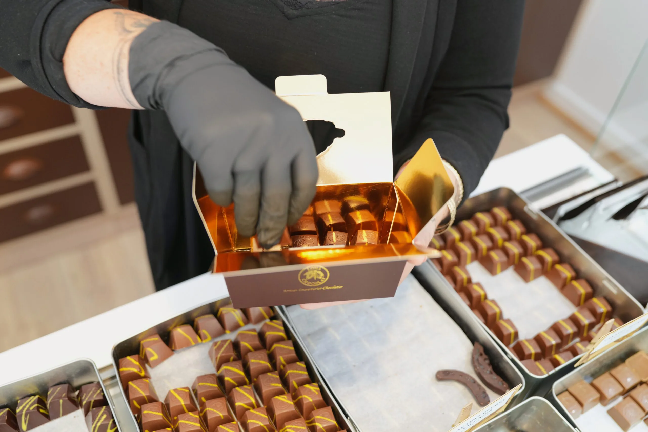 Mise en boîte de bonbons de chocolat chez Lona Chocolat, chocolatier à Blois